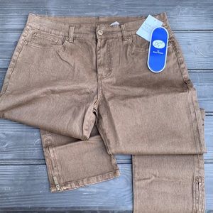 Diane Gilman brand new olive brown capri with zippers at ankles